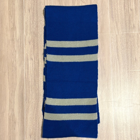 Wizarding World of Harry Potter Ravenclaw Blue and Gray Striped Scarf with Crest - Picture 3 of 7